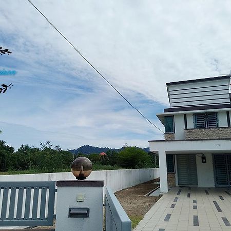 Sri Manjung Ma Maison Homestay Lumut Exterior photo
